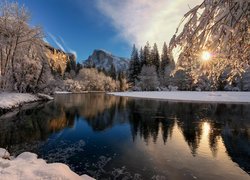 Park Narodowy Yosemite, Rzeka Merced, Drzewa, Zima, Śnieg, Góry, Promienie słońca, Kalifornia, Stany Zjednoczone