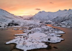 Norwegia, Lofoty, Gmina Vagan, Domy, Góry, Zima, Wschód słońca
