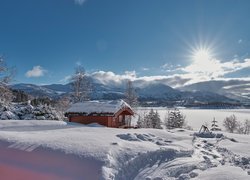 Norwegia, Region More og Romsdal, Sykkylven, Zima, Góry, Dom, Droga, Promienie słońca