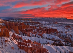 Stany Zjednoczone, Stan Utah, Park Narodowy Bryce Canyon, Kaniony, Śnieg, Czerwone, Niebo