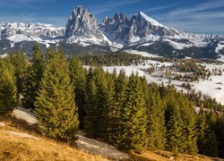 Zima, Płaskowyż Seiser Alm, Dolina Val Gardena, Góry Sassolungo, Dolomity, Wzgórza, Wschód słońca, Domy, Drzewa, Włochy