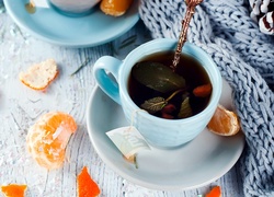 Zimowa kompozycja z gorącą herbatą i szalikiem