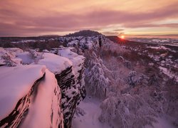 Zimowy krajobraz gór w promieniach słońca