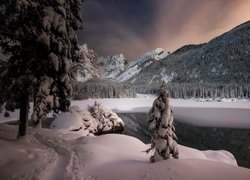 Zimowy krajobraz nad jeziorem Fusine Lake we Włoszech