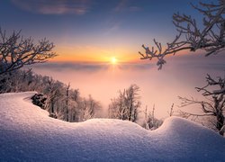Zimowy krajobraz o wschodzie słońca