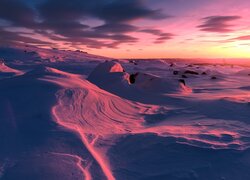 Zimowy krajobraz w blasku wschodzącego słońca