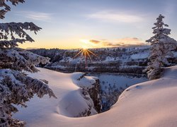 Zimowy krajobraz w porannym słońcu