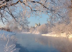 Zimowy krajobraz z widokiem na cerkiew