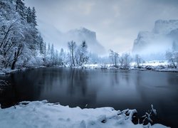 Zima, Góry, Rzeka, Merced River, Drzewa, Mgła, Park Narodowy Yosemite, Kalifornia, Stany Zjednoczone