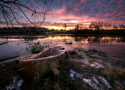 Zniszczona łódka na brzegu rzeki Dubny