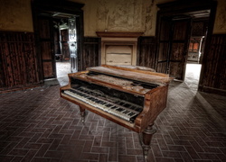 Zniszczony fortepian w starym domu