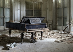 Zniszczony pokój ze starym fortepianem