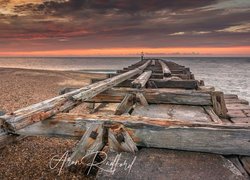 Zniszczony pomost na plaży