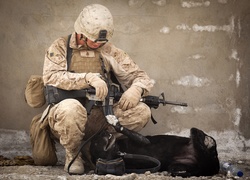 Żołnierz i jego przyjaciel pies