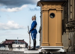 Żołnierz na warcie przed Grand Hotelem w Sztokholmie