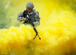 Żołnierz z bronią w zasłonie dymnej