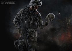 Żołnierz z czaszką w dłoni w grze wideo Warface