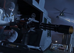 Żołnierz z karabinem w scenie z gry GTA 5