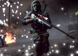 Żołnierz z karbinem w scenie z gry Battlefield 4 