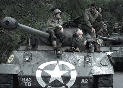 Żołnierze na czołgach w filmie Święci i żołnierze: Ludzie nieważni