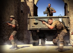 Żołnierze podczas akcji w grze komputerowej Sniper Elite 3: Afrika