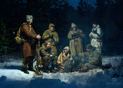 Żołnierze w zimowy wieczór przy dogasającym ognisku