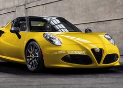 Żółta Alfa Romeo 4C