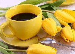 Żółta filiżanka i tulipany