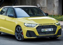Żółte Audi A1