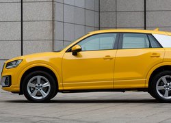 Żółte Audi Q2 z boku