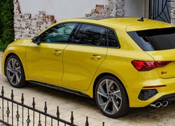Żółte Audi S3 Sportback