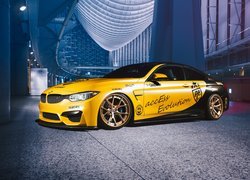 Żółte BMW M4 F82