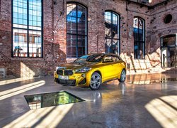 Żółte BMW X2