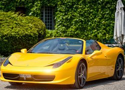 Żółte Ferrari 458