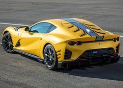 Żółte Ferrari 812 Competizione