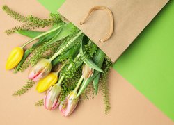 Żółte i różowe tulipany w torebce papierowej