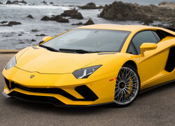 Żółte Lamborghini Aventador S