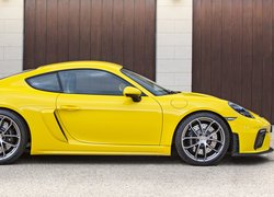 Żółte Porsche 718 Cayman GT4 bokiem