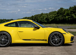 Żółte Porsche 911 Carrera T bokiem