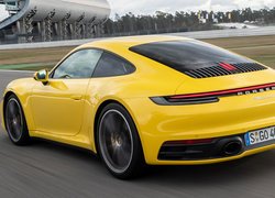 Żółte Porsche 911 Carrera