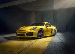 Żółte Porsche Cayman GT4 w garażu