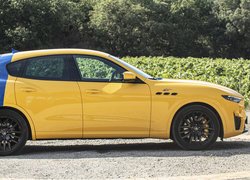Żółto-niebieskie Maserati Levante Hybryda GT