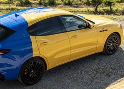 Żółto-niebieskie Maserati Levante Hybryda