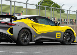 Żółto-szary Lotus Emira GT4