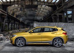 Żółty BMW X2