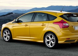 Żółty Ford Focus ST