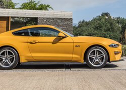 Żółty Ford Mustang GT bokiem