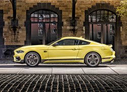 Żółty Ford Mustang Mach 1 bokiem