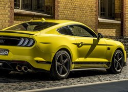 Żółty Ford Mustang Mach 1 tyłem