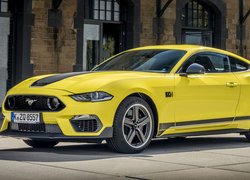 Żółty Ford Mustang Mach 1